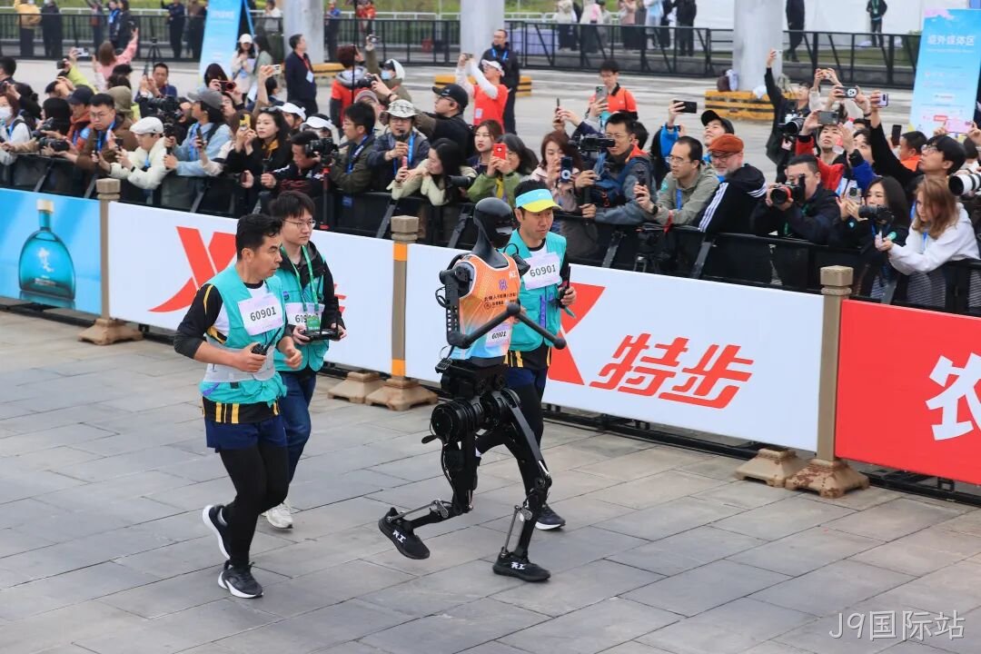 全球首个，人形机器人“跑团”在亦庄！2025北京亦庄半程马拉松暨人形机器人半程马